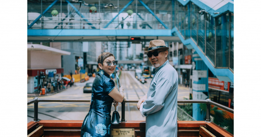 電車緩緩前行，兩人相依回眸，鏡頭下流露出歷久彌新的默契與情感。（攝影／叮咚）