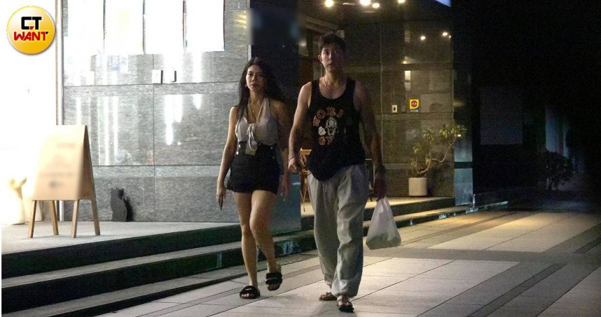 上月本刊直擊田舞陽帶著還是女友的Anita在新家附近散步熟悉環境。（圖／本刊攝影組）