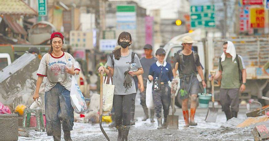 全台各地民眾自發性帶著鏟子趕赴災區，集結眾多「鏟子超人」心力協助災民重建家園。（圖／中國時報范揚光攝）
