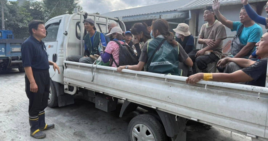 國民黨立法院黨團總召傅崐萁29日表示，謝謝總鋪師主廚們，中央協助分發逾兩萬個愛心便當，虛心檢討所有不足疏失處 抱歉再抱歉。（圖／取自傅崐萁臉書）