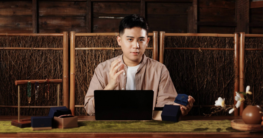 熊仁謙眼神堅定沉穩，推動公益與生命教育的使命感全力以赴。（圖片提供／茸茸花園）