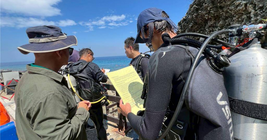 屏東離島小琉球觀光熱度持續發燒中，鵬管處從今年4月起至今不間斷稽查水上活動業者，截至24日歷經6個連假共查到11家業者違規，總計開罰57萬元。（圖／鵬管處提供）