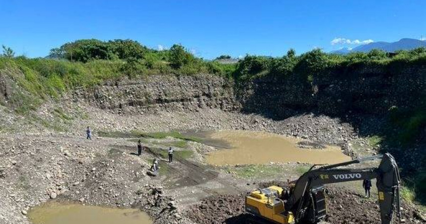 千萬租地主雇手盜採 「美濃大峽谷」成真，藍營助理疑深陷砂石戰場，丈夫拒捕猛喝不明液體命危。（圖 ／翻攝畫面）