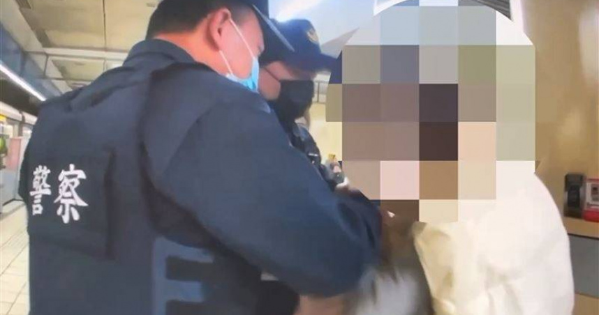 台北捷運板南線22日深夜發生持刀衝突，白髮女子因口角拿出水果刀揮舞，捷警於西門站將其壓制送辦。（圖／翻攝畫面）