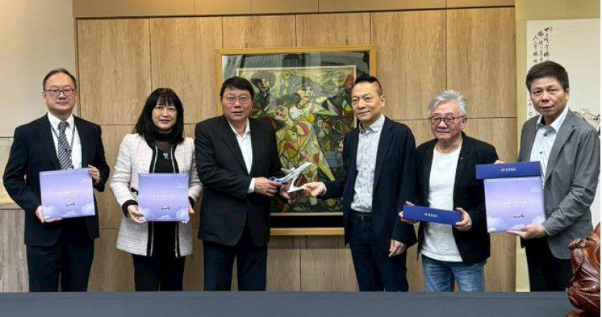 林聲文化趙忠傑董事長(右三)與華信航空陳大鈞董事長(左三)簽屬合作備忘錄，雙方攜手展開藝術 × 航旅的跨界合作。（圖片提供／林聲文化）
