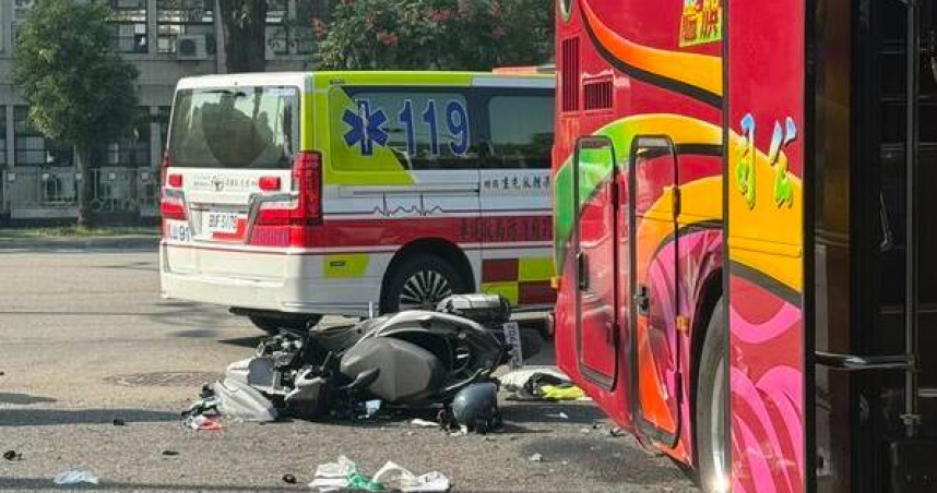 鳳山機車騎士闖紅燈連撞3車手腳骨折送醫。（圖 ／翻攝畫面）