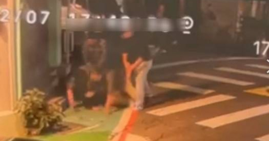 路邊拍短影音遭螺絲起子攻擊！男抵後腰「拿刀捅你」　警火速到場逮人