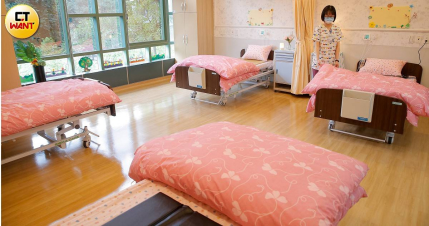 台灣已經邁入超高齡社會，如何充實長照人力缺口，已是迫在眉睫的問題。圖非當事人。（示意圖／黃耀徵攝）