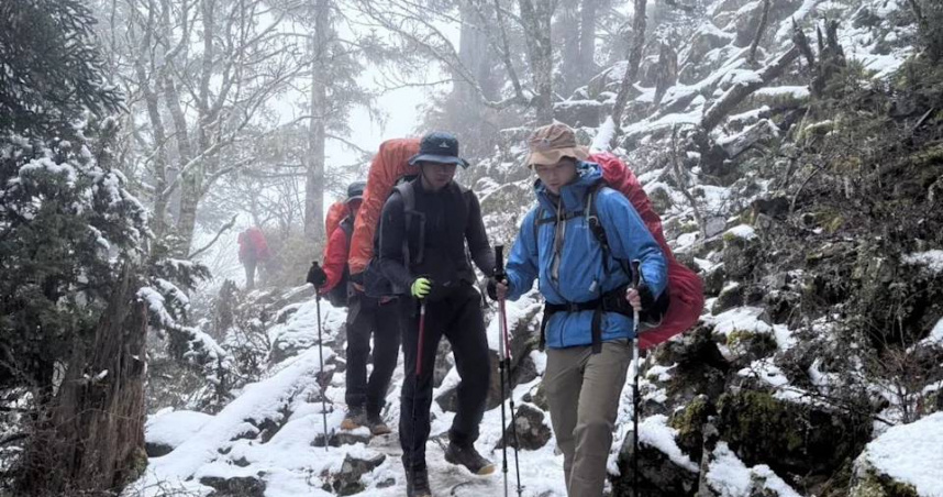 台中市和平區雪山西峰附近27日發生山難，1名山友疑似失溫失去心跳，另4人受困待援，因天候不佳直升機暫停救援。（圖／台中消防局提供）