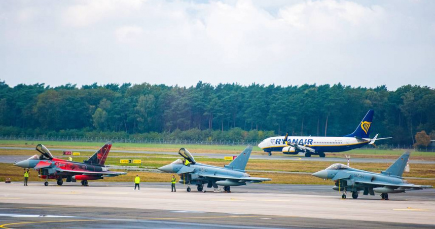 雷恩航空一架從英國飛往西班牙的班機途中遇劇烈亂流，最終緊急返航。示意圖／達志／美聯社）