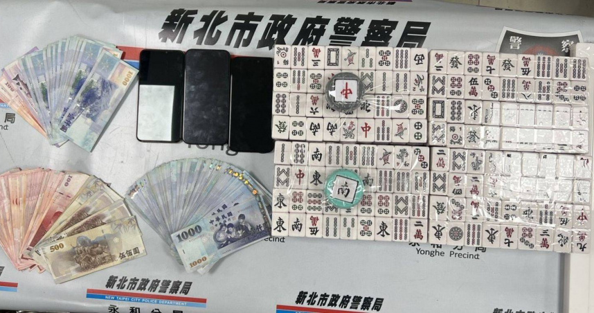 新北市永和區民宅私設麻將賭場，警方8日持搜索票攻堅查緝，逮捕2名負責人及9名賭客，並扣得賭資及抽頭金近12萬元。（圖／翻攝畫面）