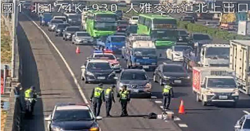 張男行兇後逃往國道1號大雅交流道，被車撞後雙腿骨折、意識模糊。（圖／翻攝畫面）