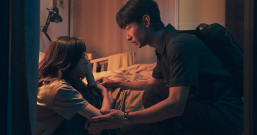 《人生只租不賣》感情線展開，幸琪遇酒醉房客，程軒趕來救她。。（圖／公視台語台提供）