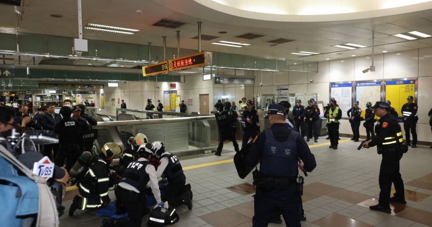雙北5日於北捷中和新蘆線「三重國小站」至「大橋頭站」區間進行危安攻擊模擬演練。(圖／翻攝畫面)