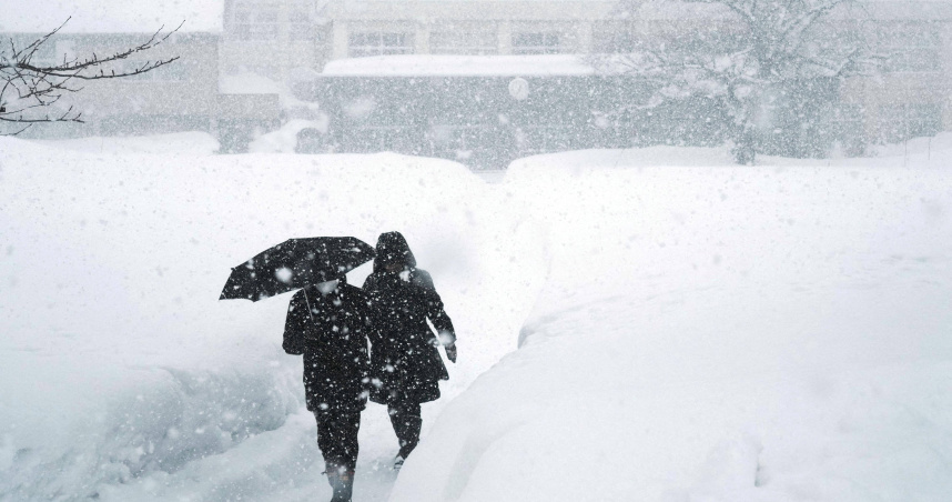日本青森縣青森市積雪覆蓋的道路。（圖／路透社／共同社）