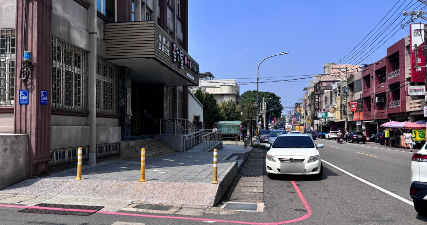 紅線全面禁止停車，打雙黃燈也沒用。（示意圖／報系資料照）