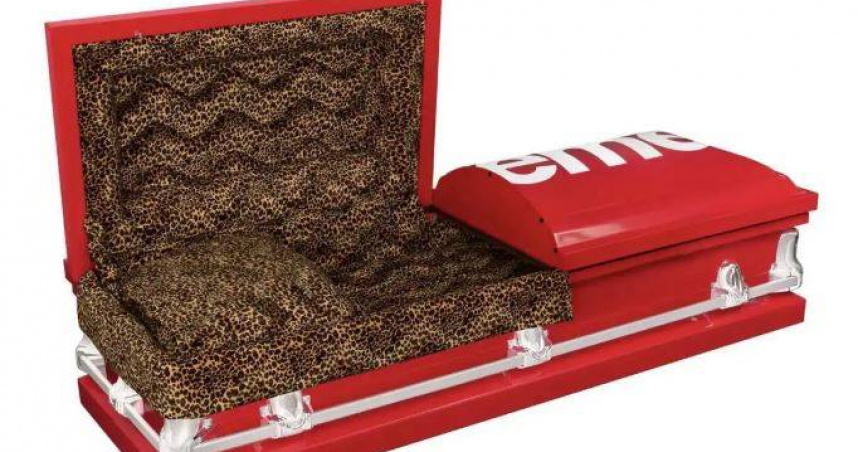 美國街頭潮流品牌Supreme近日發布2026春夏系列預覽，其中一款豹紋內飾聯名棺材意外成為焦點。（圖／翻攝自Supreme官網）