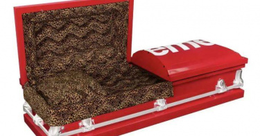 美國街頭潮流品牌Supreme近日發布2026春夏系列預覽，其中一款豹紋內飾聯名棺材意外成為焦點。（圖／翻攝自Supreme官網）