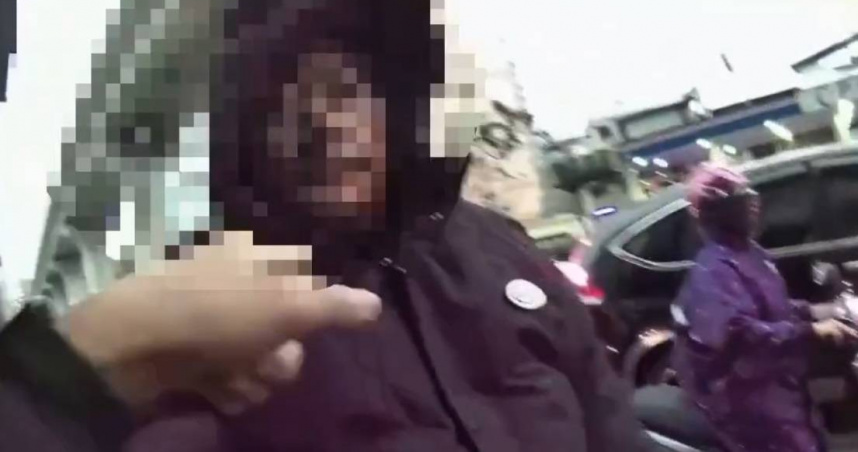 吳姓男子沒戴安全帽遭警方攔下竟當街自殘，遭警方保護管制並強制送醫。（圖／翻攝畫面）