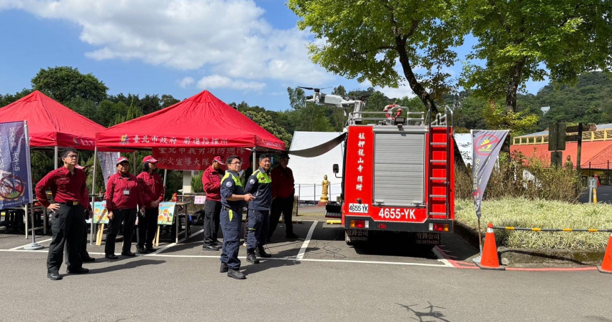 北市消防局今年導入無人機高空巡查與熱源監測機制，強化墓區火災早期發現與即時應變效率。（圖／翻攝畫面）