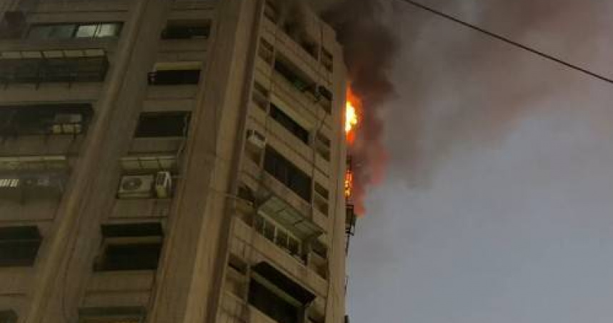 高雄大樓今凌晨發生火警。（圖／翻攝畫面）