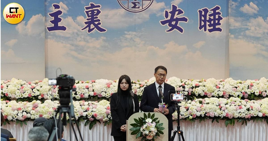 吳中純今日舉辦安息聚會，先生梅聖旻與女兒梅嬿翎在追思過程中數度落淚。（圖／常朝貴攝）