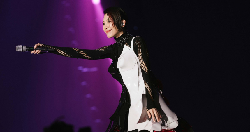 戴佩妮21日帶著《雙生火焰》巡迴演唱會登上高雄巨蛋。（圖／寬宏藝術提供）