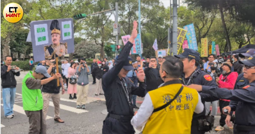 柯文哲一審遭重判有期徒刑17年，褫奪公權6年，游智彬院外舉著自製「清德宗」看板，朝賴清德丟水球。(圖／林冠吟攝）