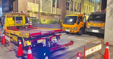 惡名昭彰的小崔拖吊前員工蔡尚聰與許峯頤2人30日遭新北刑大拘提到案，並經檢察官聲押獲准。（圖／翻攝畫面）