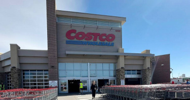 美伊戰爭導致油價波動，Costco對保鮮膜、塑膠袋等逾10款商品實施限購。（圖／達志／美聯社）