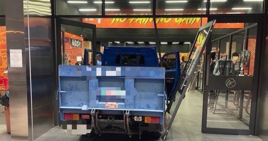 林男前年6月駕駛小貨車衝撞館長陳之漢經營、位於台中北屯健身房大門，造成玻璃與地磚毀損。（圖／林慶祥翻攝）