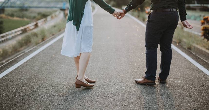 姐弟戀關係中，經濟與婚姻條件成為討論焦點。（示意圖／Pixabay）