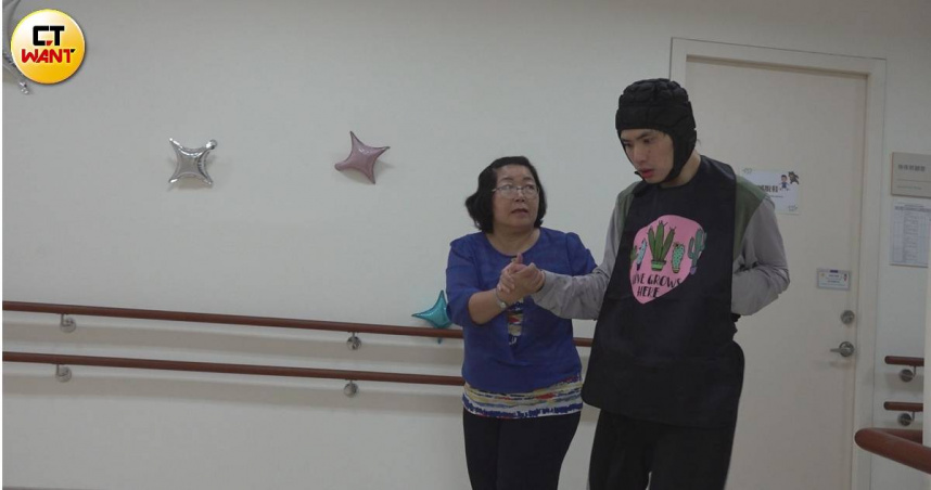 溫情陷阱1／慈母幫重障兒換電梯房慘遭詐　投資虛擬貨幣被騙600萬