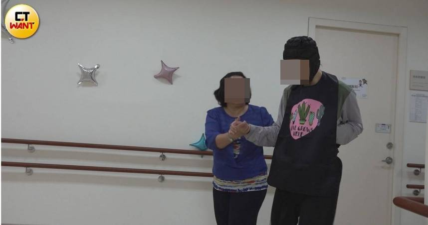 彭小姐在丈夫過世後一人拉拔一對兒女長大，照顧重障的兒子。（圖／本刊攝影組）