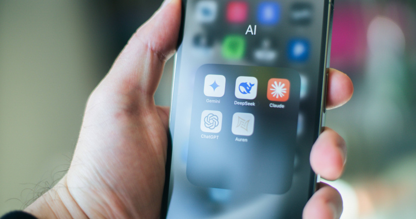 不少網友指出，AI生成的文章常出現特定字詞和句型，很好辨識。（示意圖／unsplash）