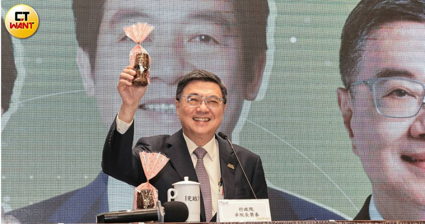 卓榮泰宣布最低工資拚破3萬，軍公教調薪納入研議方向。（圖／黃耀徵攝）