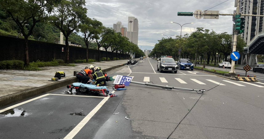 北市南港離奇車禍！男騎共享機車自撞　號誌桿倒塌砸頭亡