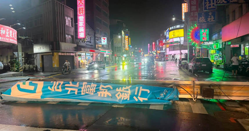 巴威颱風來襲！三重「銀行招牌瞬間墜地」　小客車急剎驚險保命