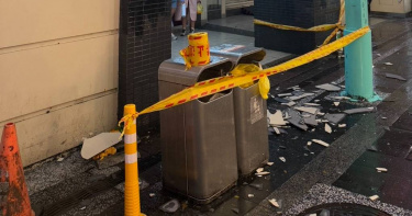 北市西門町漢中街11日晚間6時許傳出外牆磁磚掉落，砸傷男童事故。（圖／翻攝畫面）