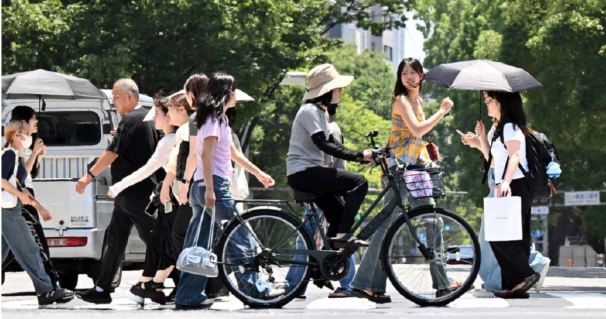 日本已針對沖繩至東北共42個都府縣、44個地區發布「熱中暑警戒警報」。（圖／達志／美聯社）