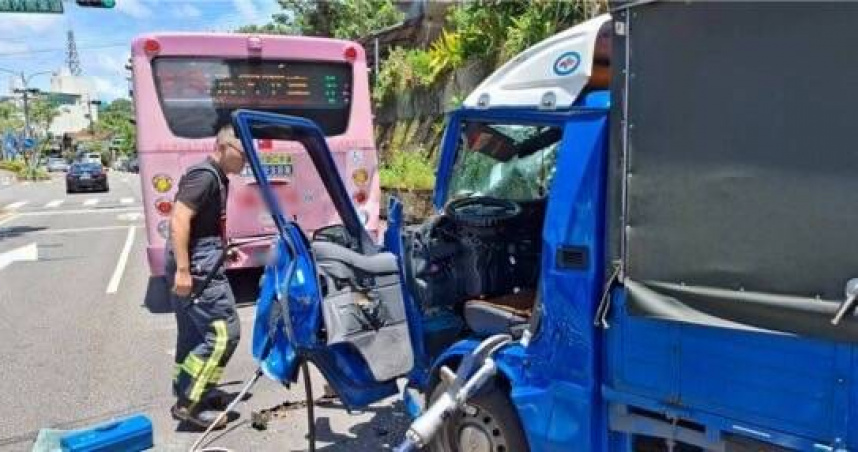 深坑驚魂追撞！女駕駛疑恍神猛撞公車受困車內　警消破壞救援脫困