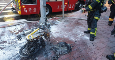 北市中正區青島西路人行道29日晚間6時許發生一起電動自行車起火事故。（圖／翻攝畫面）