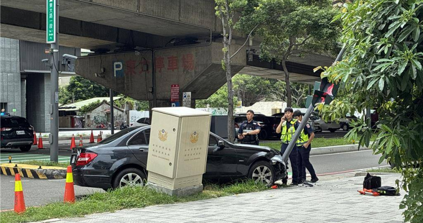 新竹市東區警匪追逐！通緝犯懸掛報廢車牌上路　自撞電線桿遭逮