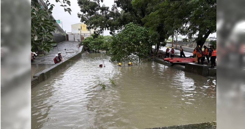 屏東豪雨釀災！萬丹夫妻騎車雙載遭水沖倒　老翁連人帶車失聯警消搜救中