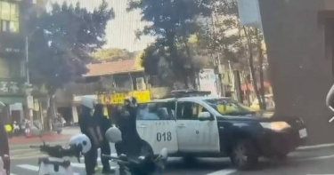 北市中山區林森北路上8日清晨7時許發生一起酒客醉後糾紛事故，一名34歲李男誤認路人在對其叫囂，竟持辣椒槍攻擊。（圖／翻攝畫面）