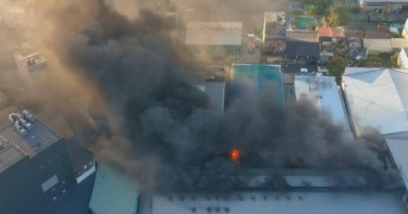 新竹縣竹北市博愛街優鼎科技廠房11日下午起火，黑煙直竄天際，新竹縣消防局調派15車34人到場灌救，現場據報無人受傷，起火原因待查。（圖／翻攝畫面）