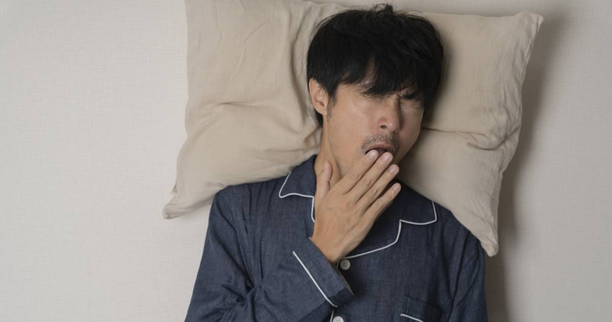 洪永祥說明，到了50歲過後，褪黑激素分泌量會下降，睡眠結構也會轉變為以淺層睡眠為主，因此更容易醒來。（示意圖／photoAC）