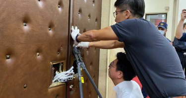 國民黨立委佔議場門釘鋼釘 立委鄭運鵬:像電影「絕命終結站」劇情