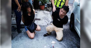 毒鴛鴦攜毒拒檢逃逸 自撞棄車躲草叢褲褲濕了