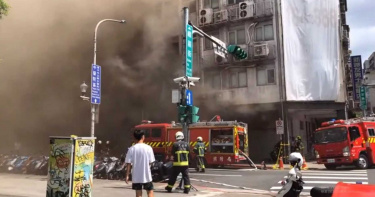 西門町大樓傳火警 地下室燒出濃煙嚇壞民眾